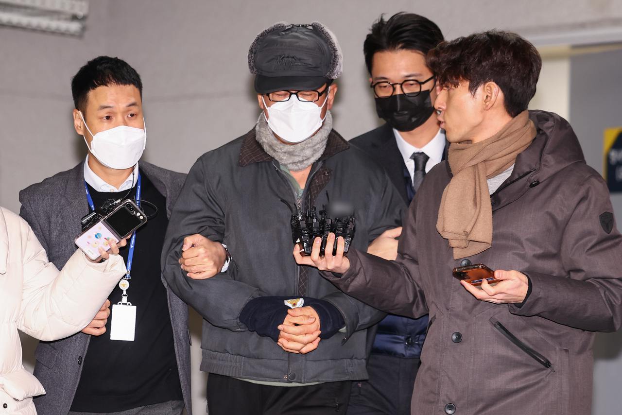 2024년 12월24일 비상계엄 비선 기획자로 의심받는 노상원 전 정보사령관이 검찰에 송치되고 있다. ⓒ연합뉴스