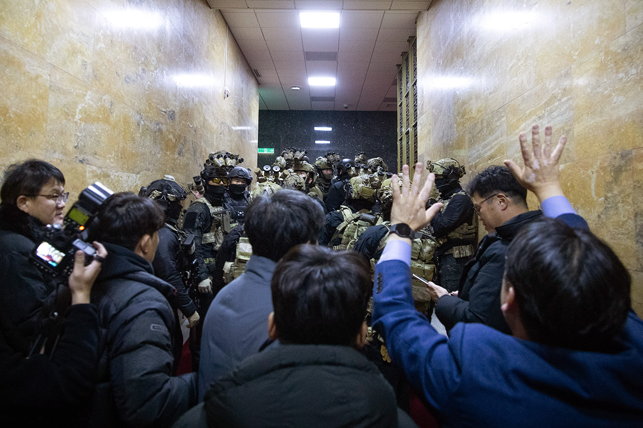 12·3 비상계엄 당시, 무장한 계엄군이 국회 3층 본회의장 인근 복도에서 진입을 시도하고 있다. ⓒ시사IN 박미소